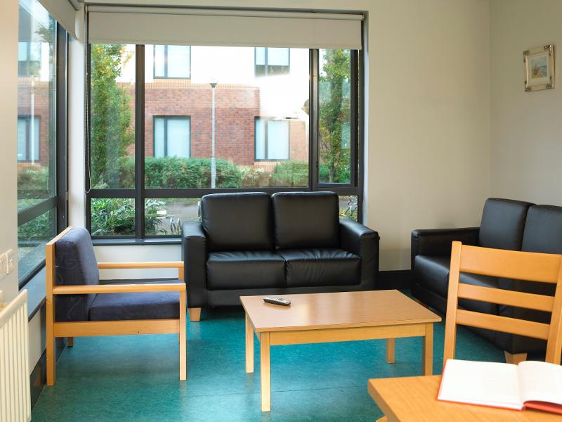 Vi sono divani, poltrone e tavoli con bellissima vista fuori per gli studenti del soggiorno linguistico Dublino