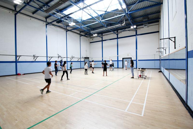 Ragazzi che in una palestra della struttura giocano a pallavolo durante il soggiorno linguistico Dublino