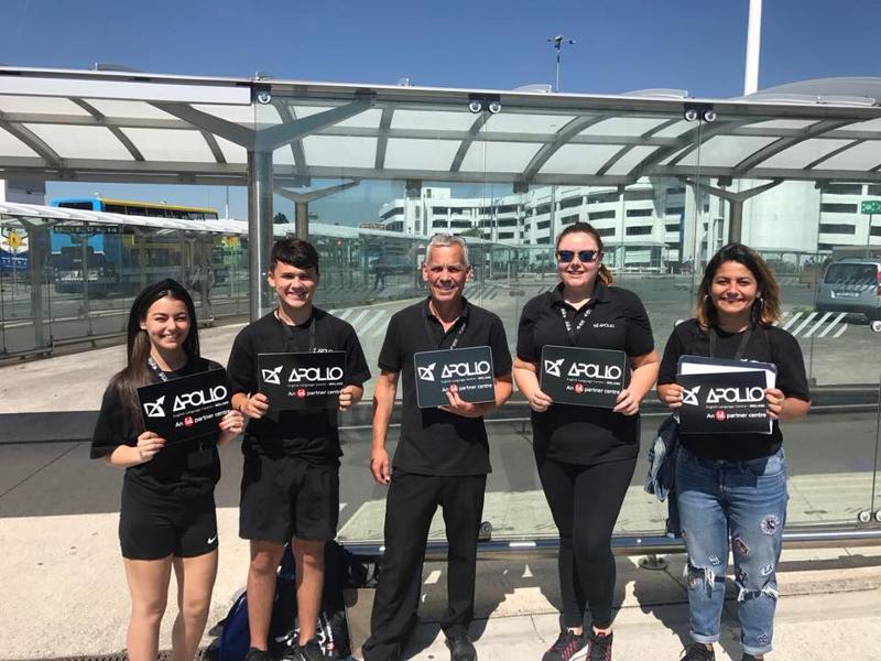 Professori e studenti in riga per posare in una foto con il certificato di partecipazione del soggiorno linguistico Dublino