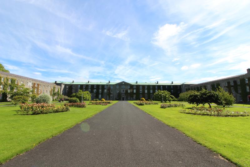 Una lunga strada che porta ad un edificio universitario di Maynooth al soggiorno linguistico Dublino