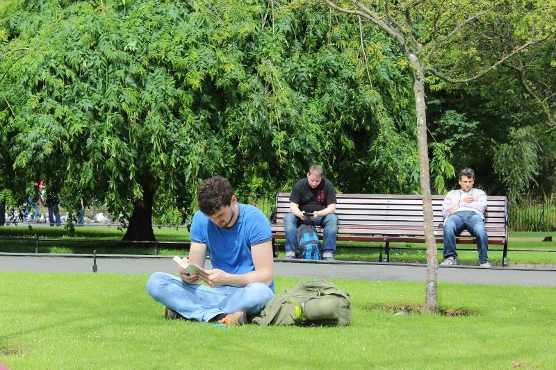 Vista del parco di Dublino con delle panchine, del verde e alcune persone che si godono la giornata durante il soggiorno linguistico Dublino