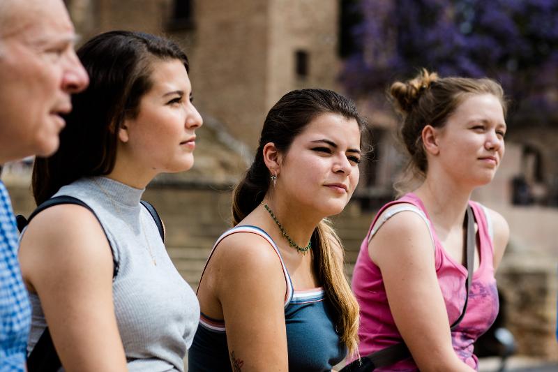 Alcune ragazze del campo estivo Lombardia stanno osservando la città