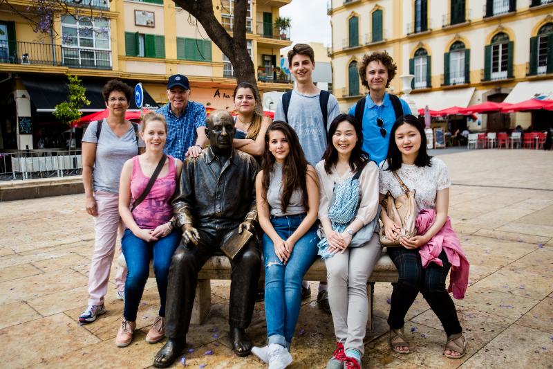 Foto di gruppo con la statua di Picasso e i partecipanti del soggiorno linguistico spagnolo