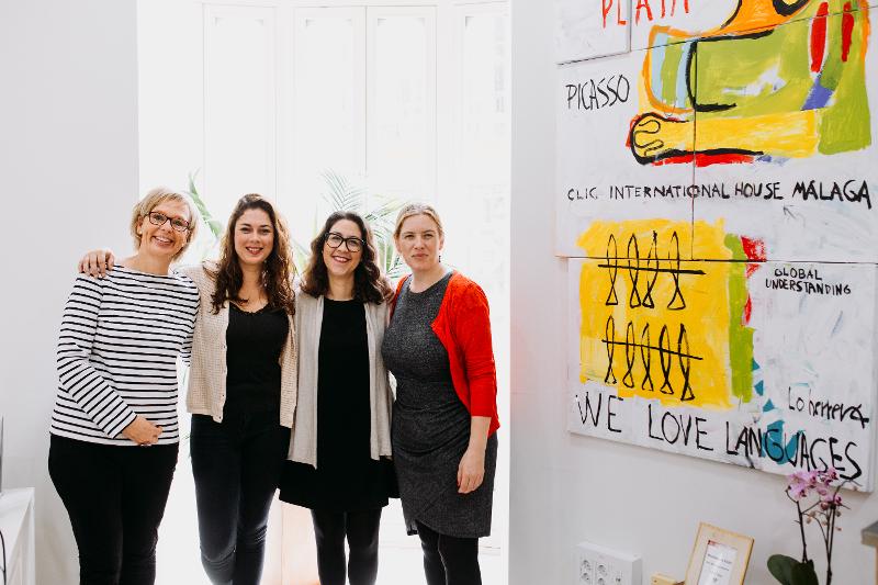 Lo staff del soggiorno linguistico spagnolo si riunisce davanti a un bellissimo quadro di ispirazione cubista
