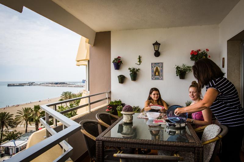 Due studentesse delle vacanze studio Barcellona mangiano con la loro famiglia ospitante