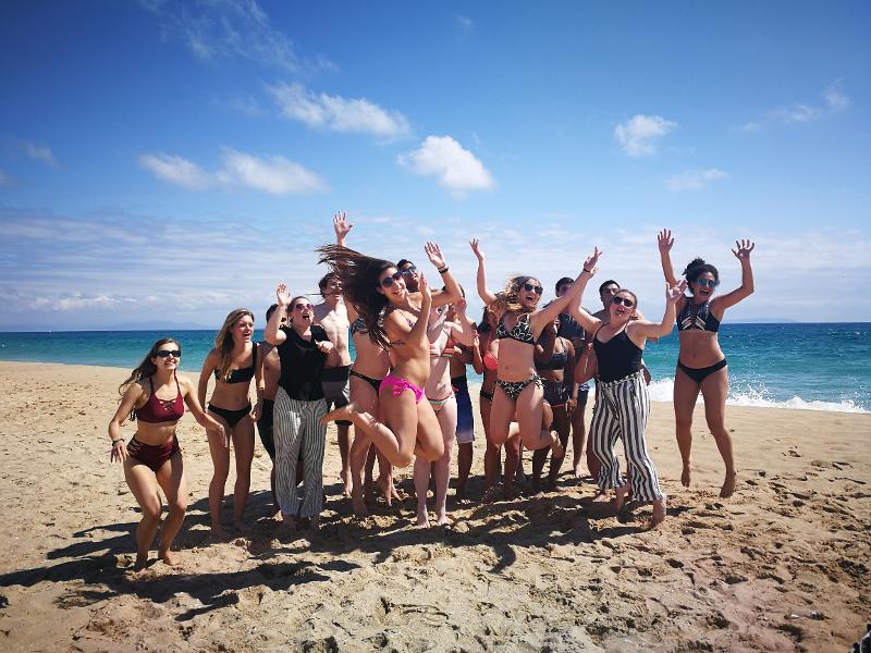 Durante le vacanze per ragazzi, alcuni ragazzi saltano in spiaggia