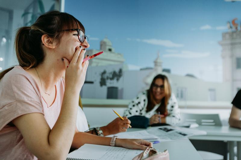 Al soggiorno linguistico spagnolo delle ragazze scrivono sul quaderno in classe