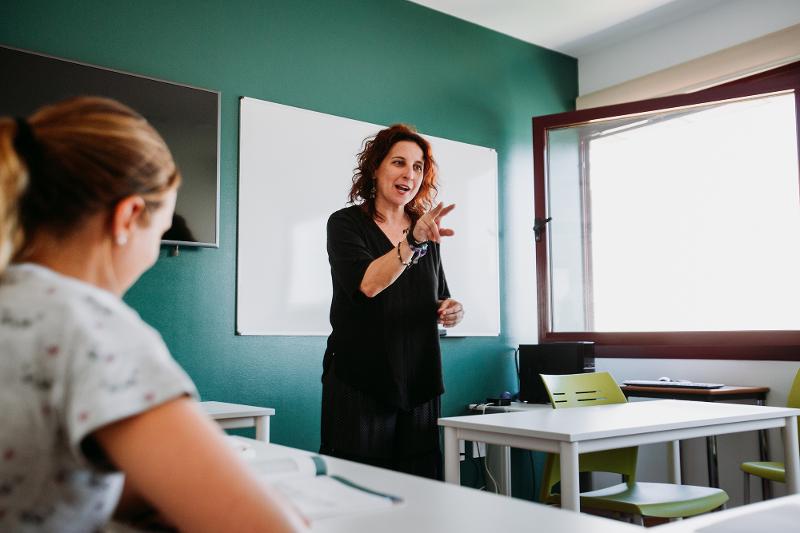 L'insegnante del soggiorno linguistico spagnolo spiega in classe