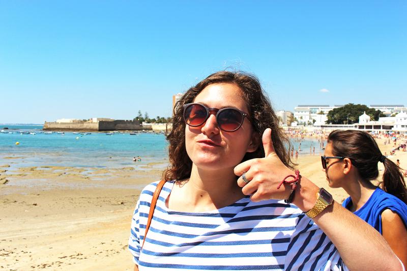 Una ragazza sorride con il pollice in su al soggiorno linguistico spagnolo