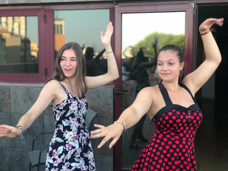 Due ragazze ballano