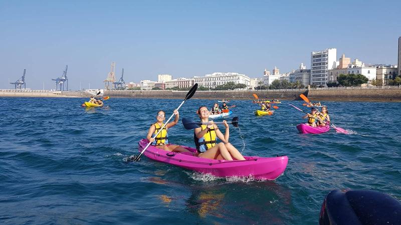 Ai soggiorni linguistici Spagna i ragazzi praticano kayak in acqua