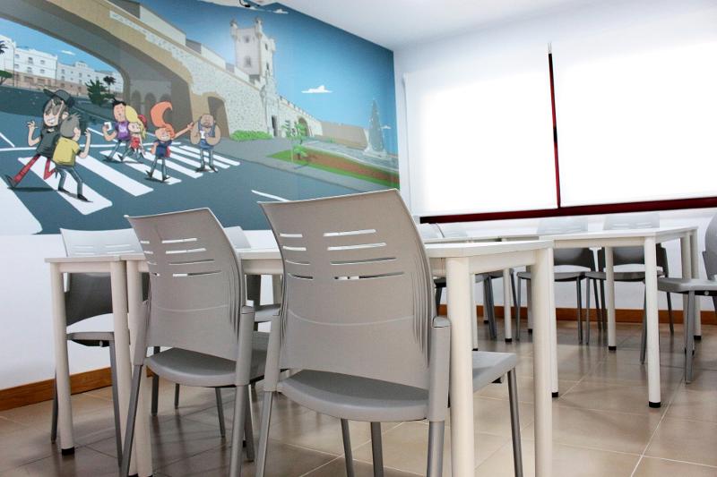 Comfort ai soggiorni linguistici Spagna L'interno della struttura dei soggiorni linguistici Spagna con tavoli e sedie