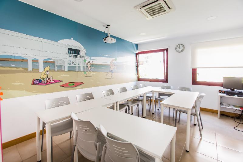 Impara e rilassati ai soggiorni linguistici Spagna Una sala bianca di uno dei soggiorni linguistici Spagna