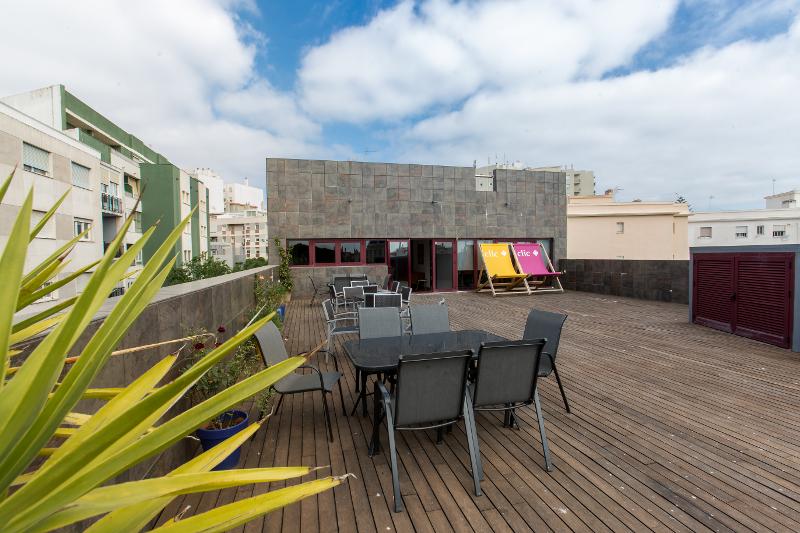 Durante i soggiorni linguistici Spagna avrai tante aree relax La terrazza con tavoli e sedie ai soggiorni linguistici Spagna