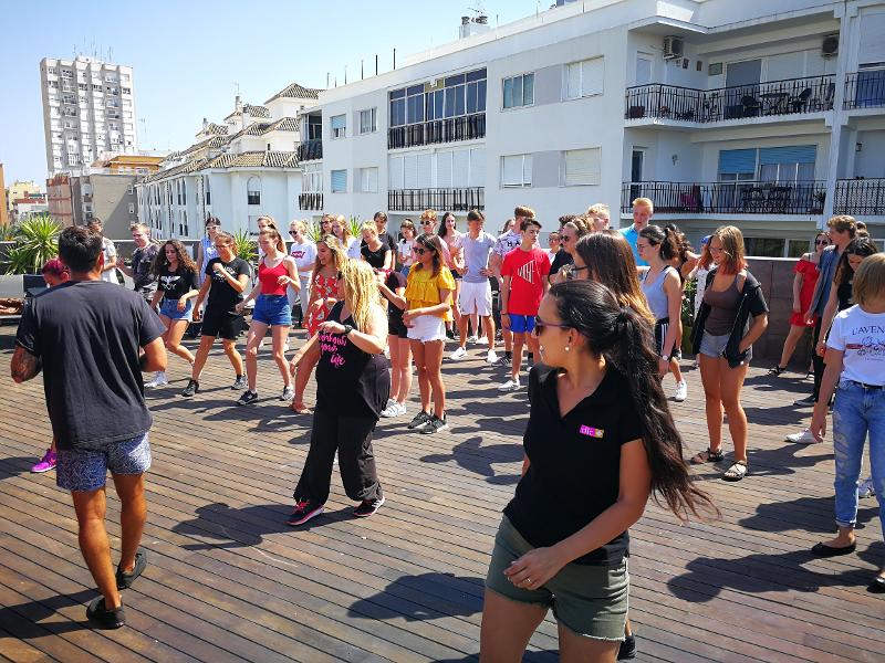 Alla vacanza studio Spagna i ragazzi seguono lezioni di ball tipici