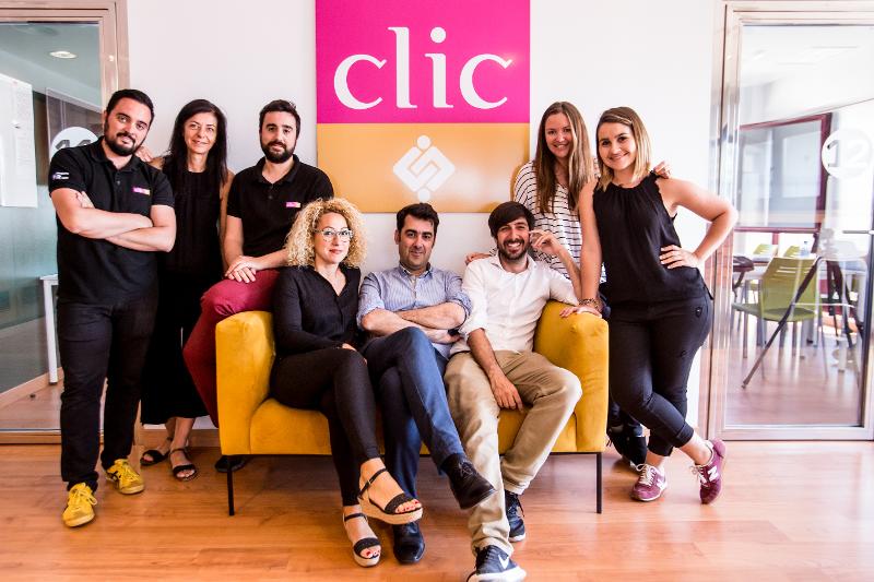 Lo staff di insegnanti del soggiorno linguistico spagnolo posa per una foto insieme sul divanetto
