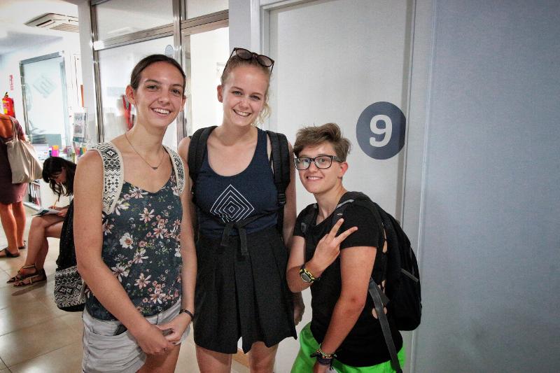 Tre ragazzi del soggiorno linguistico spagnolo sorridono per la foto