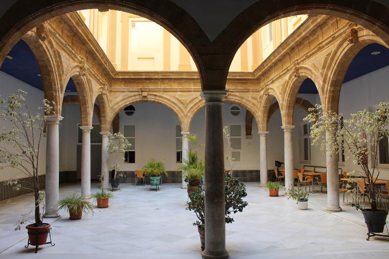 Cura al dettaglio in ogni soggiorno linguistico spagnolo Al soggiorno linguistico spagnolo si vede un patio con piante