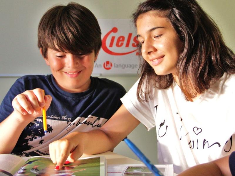 Al soggiorno linguistico a Malta due ragazzi stanno facendo i compiti insieme 