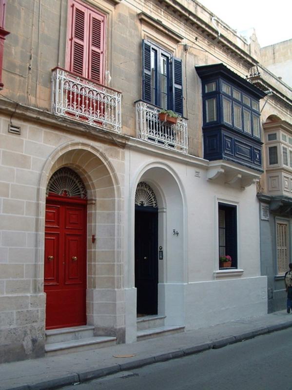 Al soggiorno linguistico a Malta c'è una strada con un architettura tipica