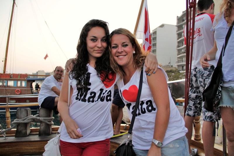 Al soggiorno linguistico a Malta due ragazze si stanno facendo una foto con una maglia di Malta 