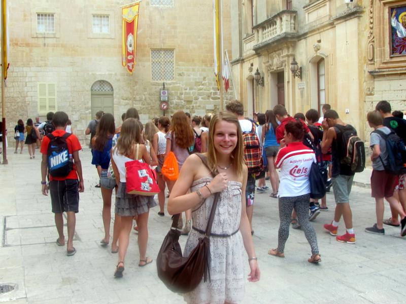 Al soggiorno linguistico a Malta una ragazza sorride durante l'escursione