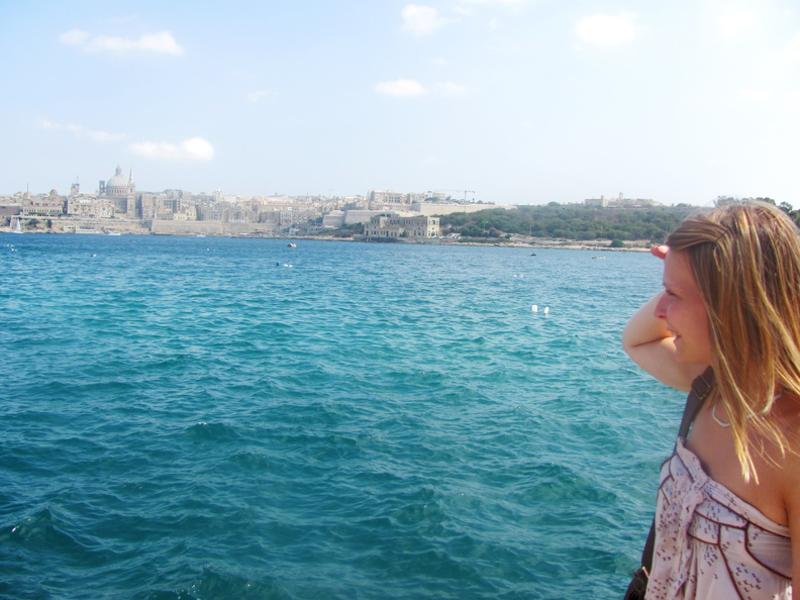 Al soggiorno linguistico a Malta una ragazza sta osservando il mare