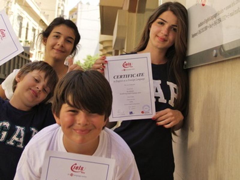 I ragazzi di uno dei soggiorni linguistici estivi ricevono il loro attestato di livello linguistico