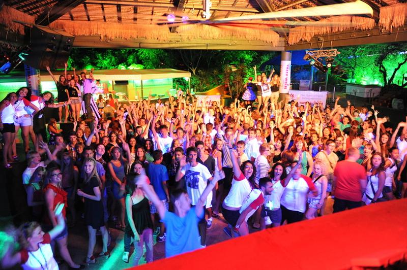 I partecipanti dei viaggi organizzati per Malta festeggiano ad un festival serale