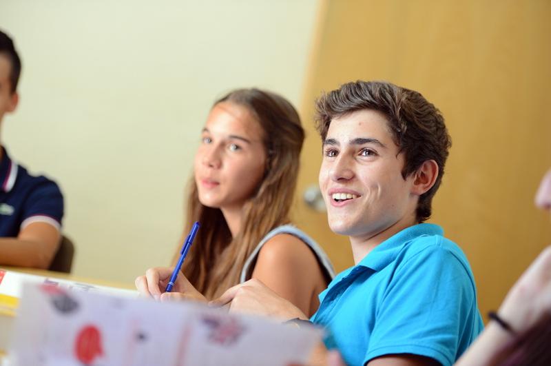 Al soggiorno linguistico a Malta due studenti stanno facendo lezione di inglese