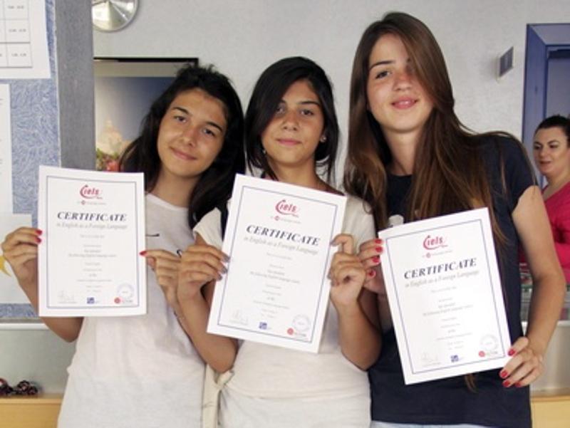 Al soggiorno linguistico a Malta tre ragazze mostrano fiere il loro certificato 