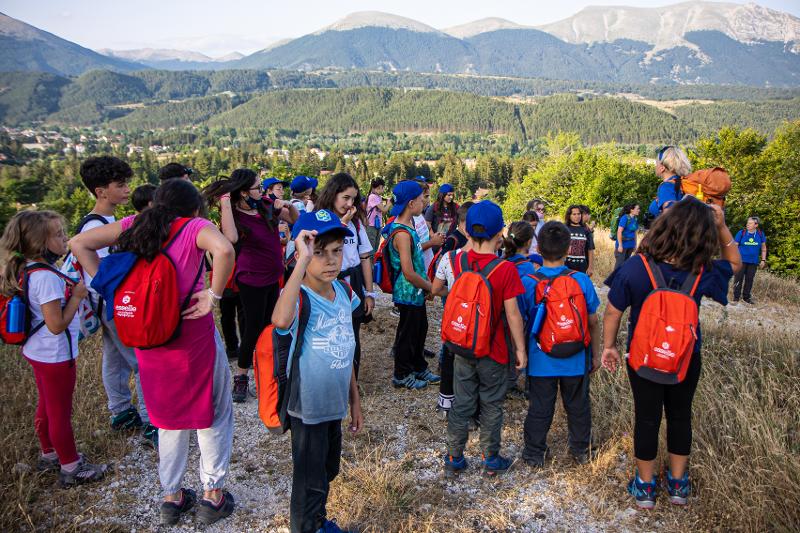 I bambini stanno facendo una visita nella natura al campo estivo Abruzzo