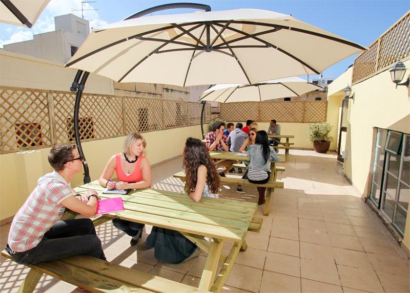 Al soggiorno linguistico estivo in inglese a Malta i ragazzi hanno a disposizione un terrazzo esterno
