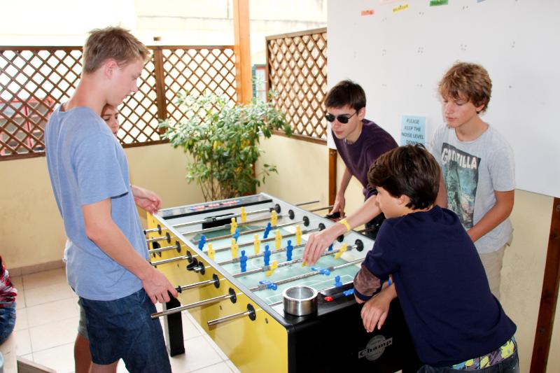 Al soggiorno linguistico estivo in inglese a Malta i ragazzi stanno giocando a biliardino 