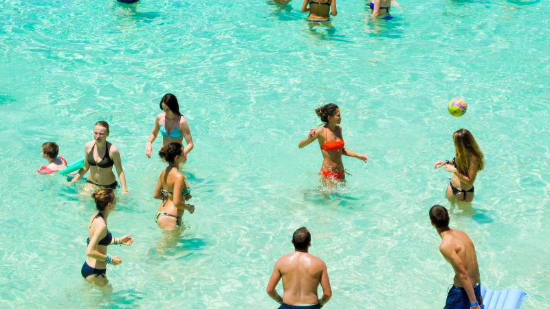 Al soggiorno linguistico estivo in inglese a Malta i ragazzi stanno giocando a palla in acqua 