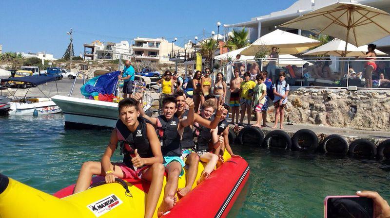 Al soggiorno linguistico estivo in inglese a Malta i ragazzi stanno facendo il banana boat 
