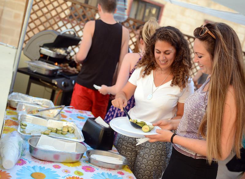 Al soggiorno linguistico estivo in inglese a Malta due ragazze si stanno servendo al buffet 