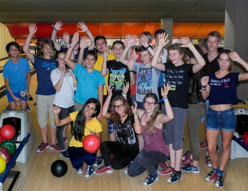 Al soggiorno linguistico estivo in inglese a Malta i ragazzi stanno giocando a bowling 