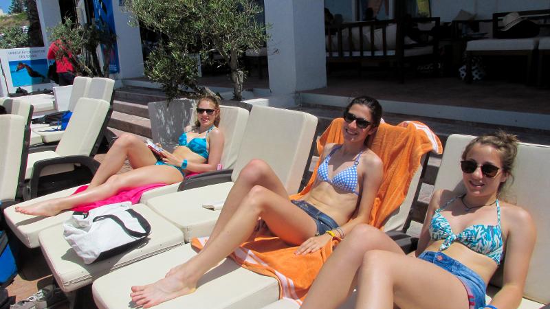 Al soggiorno linguistico estivo in inglese a Malta delle ragazze stanno prendendo il sole sopra i lettini 