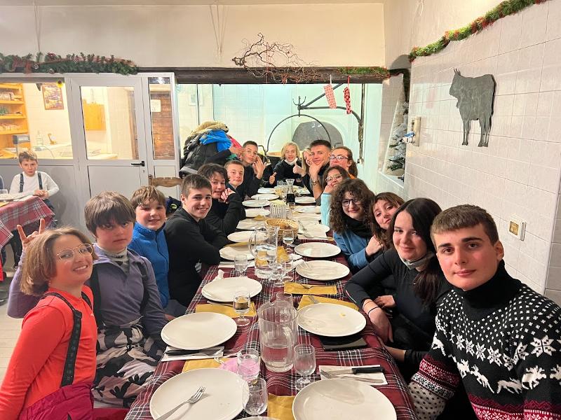 Alla settimana bianca per giovani molti ragazzi sono ad un tavolo