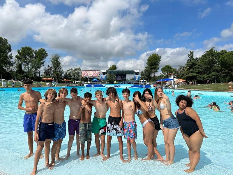 I partecipanti ai viaggi organizzati Riccione scattano una foto di gruppo in un parco acquatico