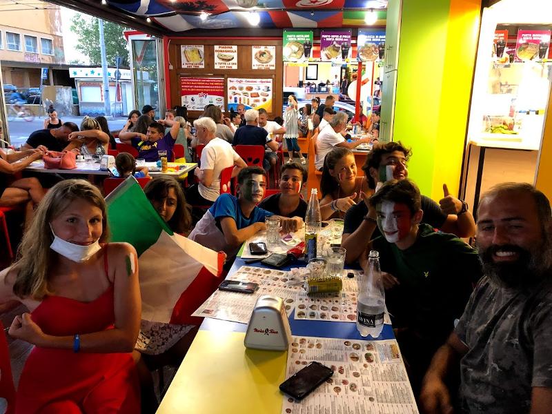  professor a explicar tarefa na aula do curso de inglês para jovens
