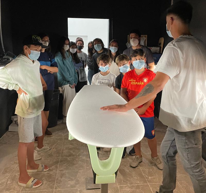 I partecipanti assistono ad una lezione teorica al campo estivo surf