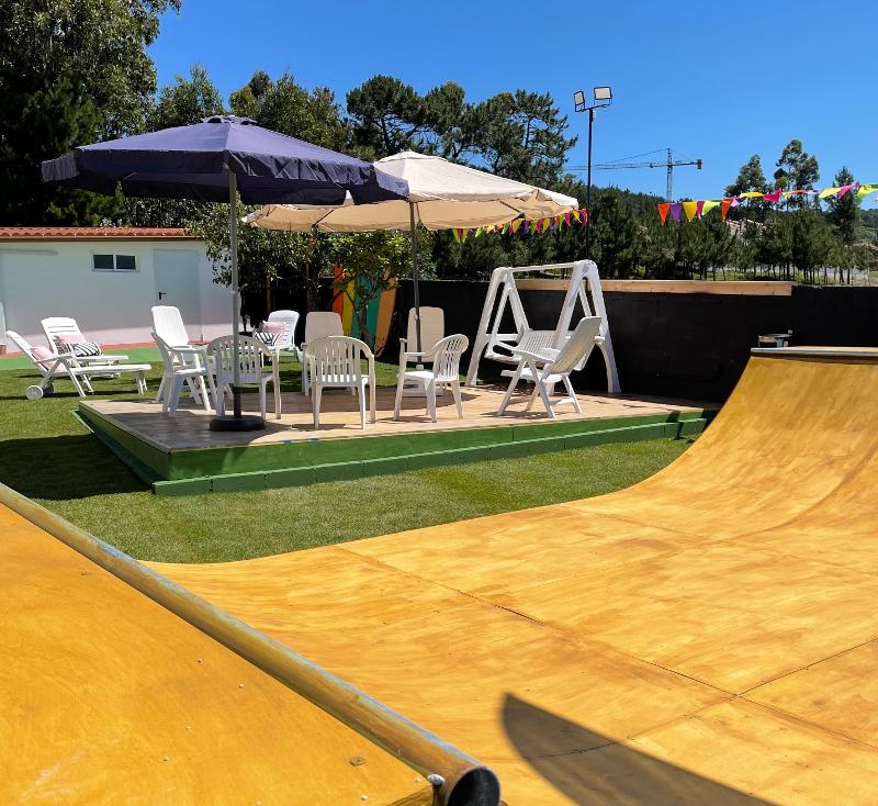 Strutture per lo skateboard e per il relax al campo estivo surf