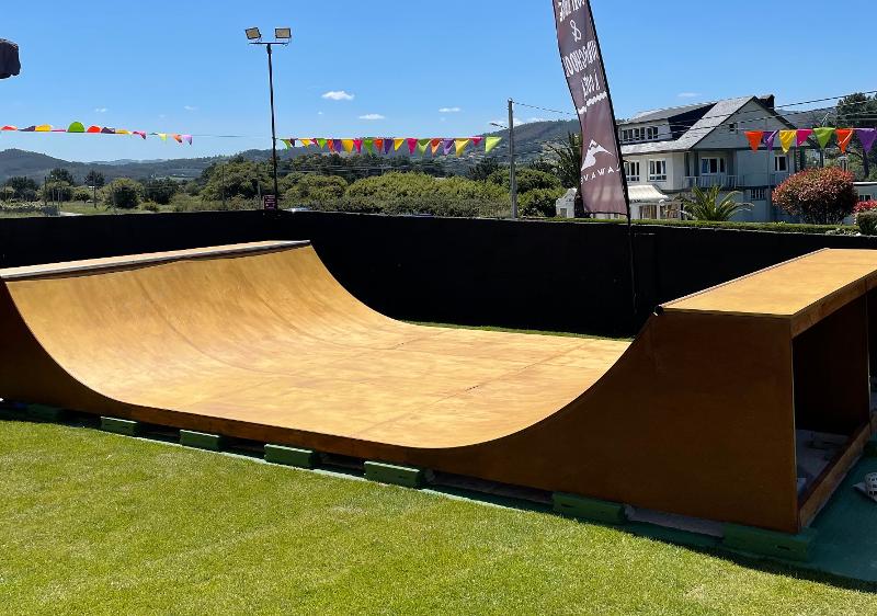 La residenza del campo estivo surf include anche uno skatepark in cui alleanarsi