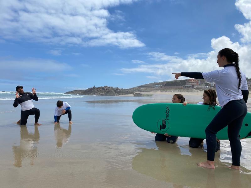 i partecipanti del campo estivo surf si divertono in spiaggia