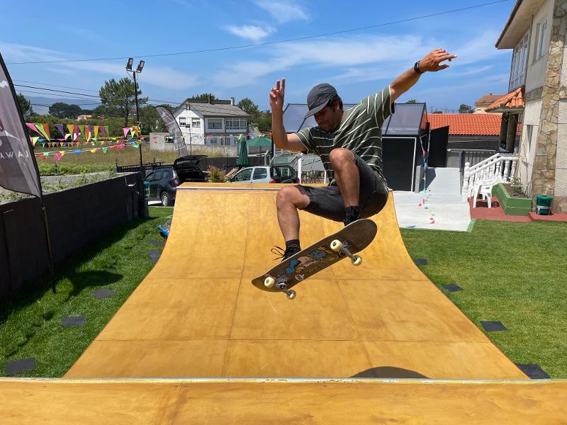 Un ragazzo del campo estivo surf salta ed esegue trick nello skatepark 