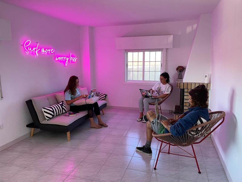 I partecipanti del campo estivo surf si rilassano nell'area comune della struttura