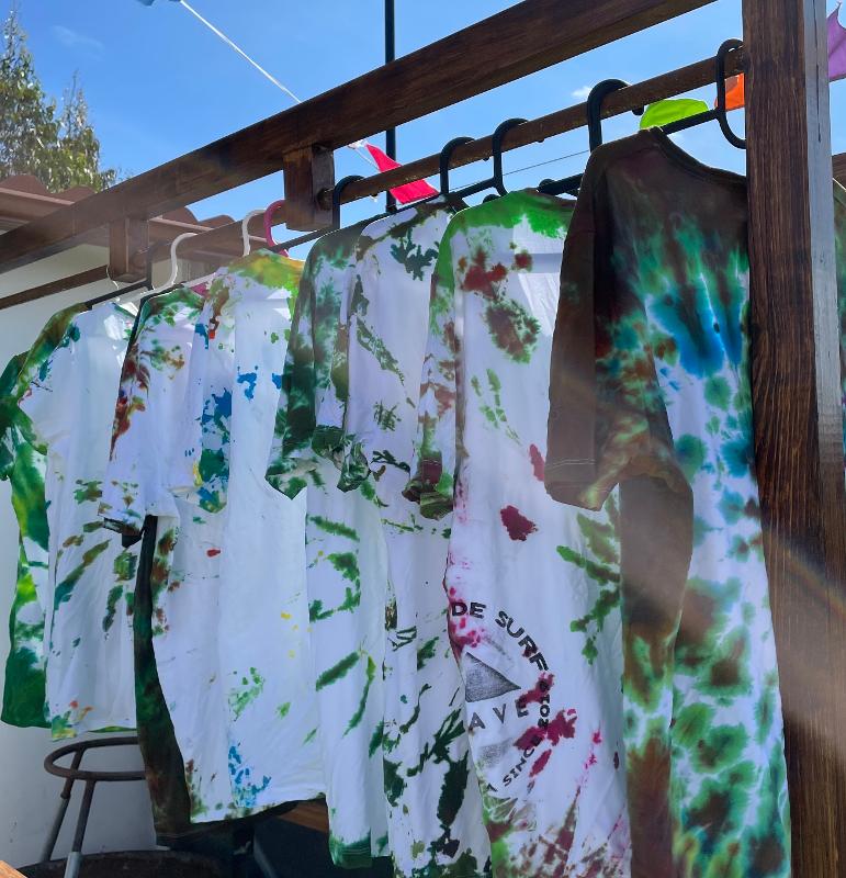 Magliette personalizzate con la tecnica del tie-dye al campo estivo surf
