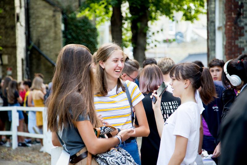 Tre ragazze fanno amicizia ai corsi di inglese Inghilterra